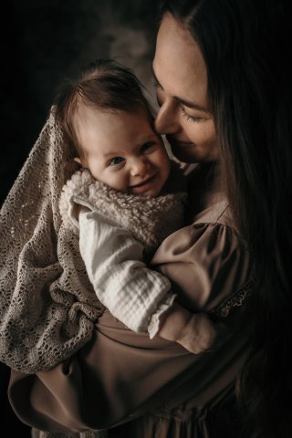 Een liefdevolle foto gemaakt van moeder met kind door Foto Danielle uit Denekamp.